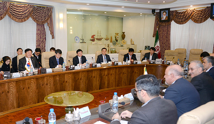 韓国とイランの政府関係者らが2月29日にテヘランで面談し、韓-イラン両国の経済協力や石油・ガス分野での協力について議論している