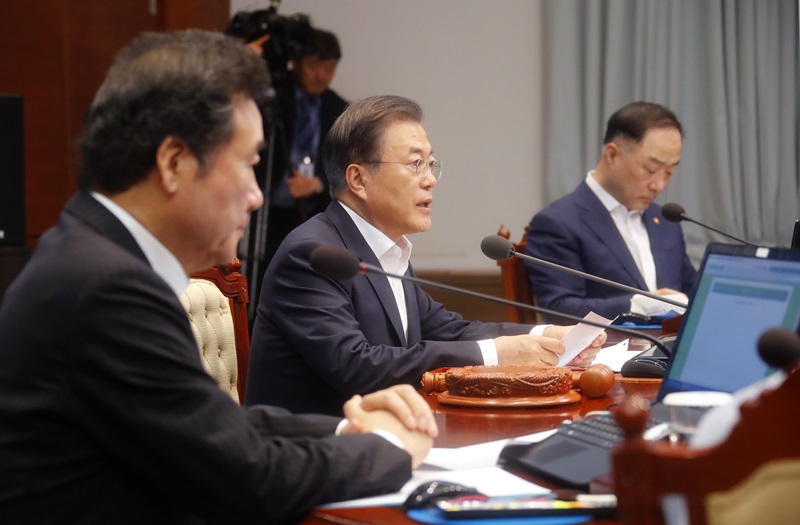 緊急の国務会議を行う文在寅大統領（中）＝２日、青瓦台、聨合ニュース