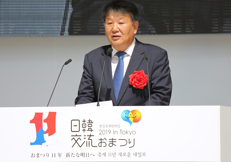 日韓交流おまつり２０１９　ｉｎ　Ｔｏｋｙｏの開幕式で祝辞を述べる盧泰剛文化体育観光部第２次官＝２８日、日本・東京