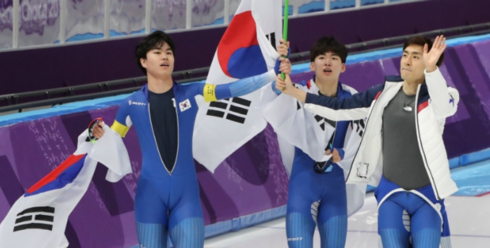 スピードスケート男子団体追い抜きで銀メダルを獲得した韓国代表チーム＝２１日、江原道・江陵