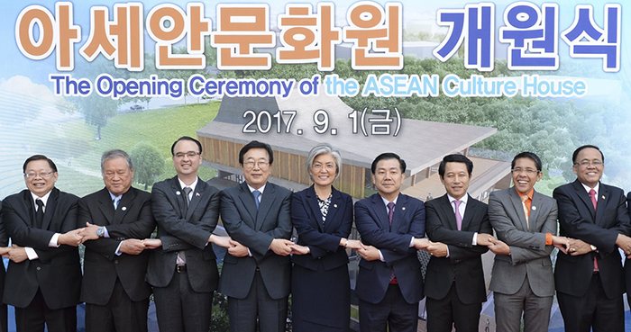 강경화 외교부 장관(왼쪽에서 다섯 번째)과 피터 카예타노 필리핀 외교장관(왼쪽에서 세 번째) 등 아세안 회원국 외교부 장•차관들이 지난 1일 부산시 해운대구에서 열린 ‘아세안문화원’ 개원식에서 기념촬영을 하고 있다. 외교부