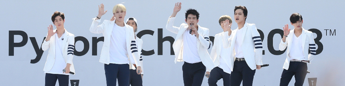 서울 올림픽공원 평화의 광장에서 홍보대사 위촉과 함께 '걸스데이'(사진 위)와 갓세븐'(사진 아래)의 축하 공연이 펼쳐졌다. 