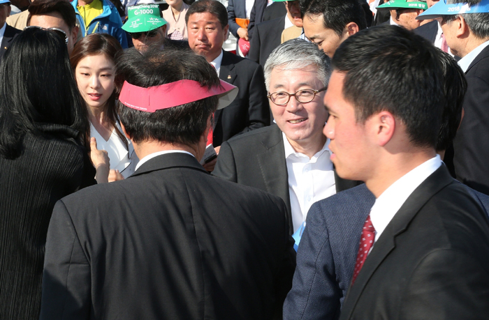 이날 행사에서 김종덕 문화체육관광부 장관(뒷줄 오른쪽)과 김연아 평창동계올림픽 홍보대사(뒷줄 왼쪽)가 참가자들과 인사를 나누고 있다. 