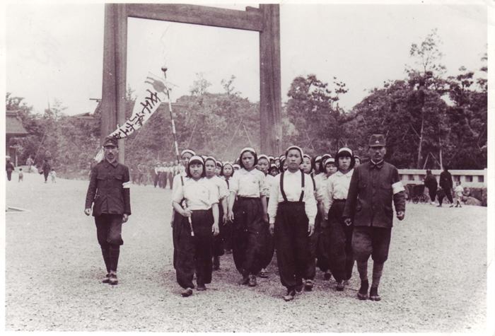 １９４４年６月頃、名古屋市の熱田神宮へ参拝させられる三菱重工航空機製作所へ強制的に動員された韓国人少女たち。幟旗に「女子航空挺・・」と書いてある＝勤労挺身隊ハルモニ（おばあさん）と共にする市民の会