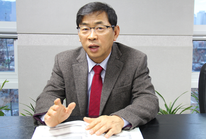 종자산업이 중요한 미래산업이라고 강조하는 신현관 국립종자원장.