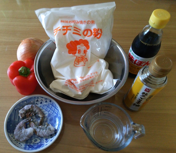 今回の買ってきたプチンカルとヤンパジョン（玉ねぎチヂミ）の材料。日本全国どこでもありふれているようなもので作れるし、オススメです。
