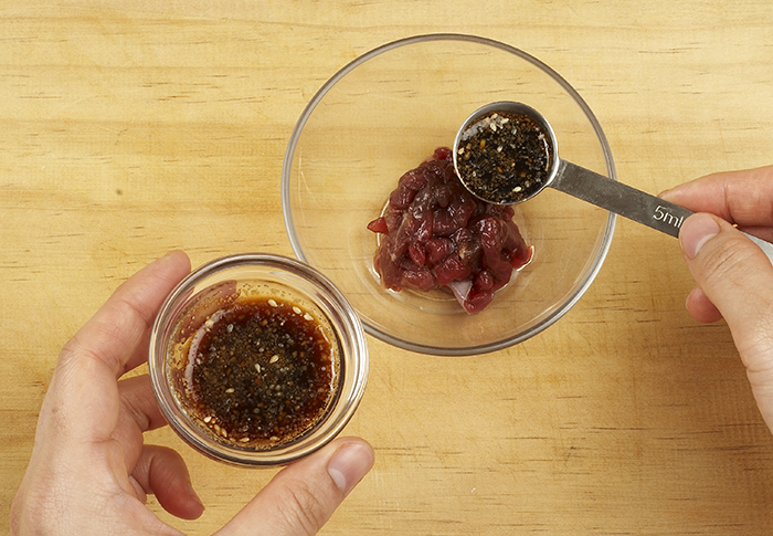 血を拭き取った牛肉は千切りしてからタレをかけて味付けをする