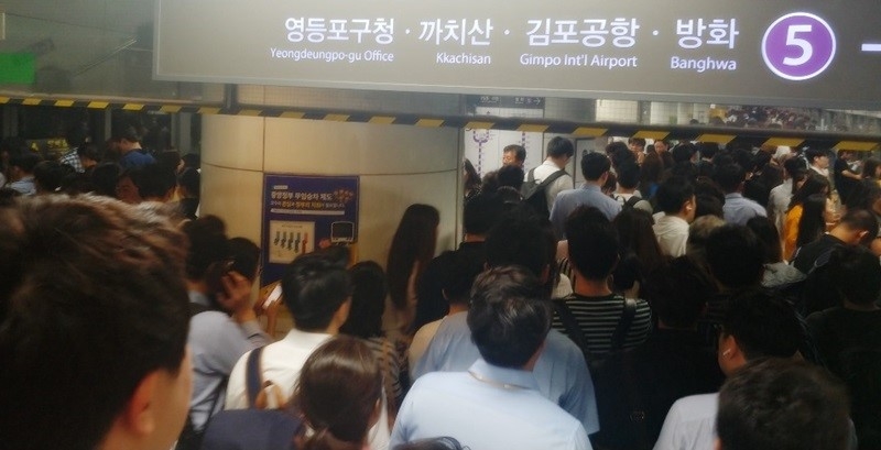 ▲ 8일 오후 6시쯤 사무실 밀집 지역인 광화문역은 퇴근하는 직장인들로 발 디딜 틈이 없다.