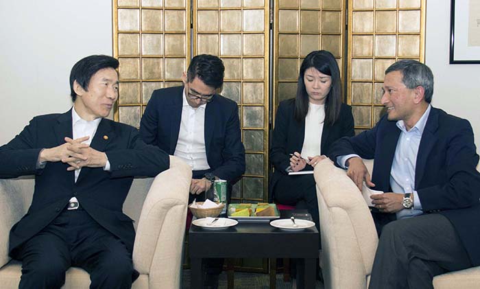尹炳世外交部長官(左)とビビアン・バラクリシュナンシンガポール外交部長官(右)が14日シンガポールのチャンギ空港で対北共助方案を論議している。