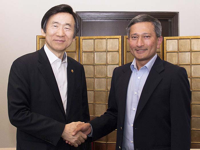 尹炳世外交部長官(左)とビビアン・バラクリシュナンシンガポール外交部長官が14日シンガポールのチャンギ空港で会談を行い、北韓問題と両国の協力方案について議論した。 
