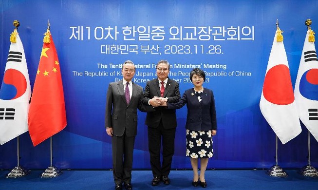韓中日外相「3カ国首脳会議の早期開催に拍車を」