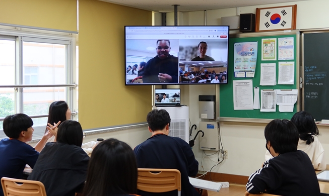 韓国とフランスの中学生が共同授業を