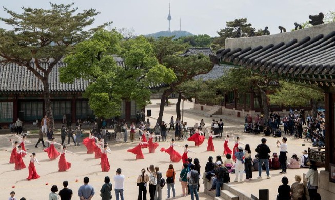 古宮で祭りを楽しむ