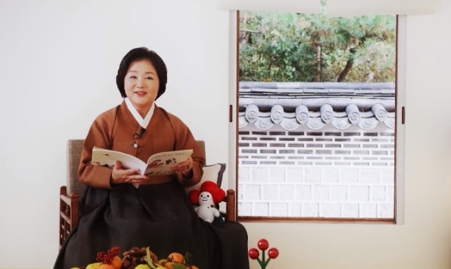 文大統領夫人の絵本読み聞かせ