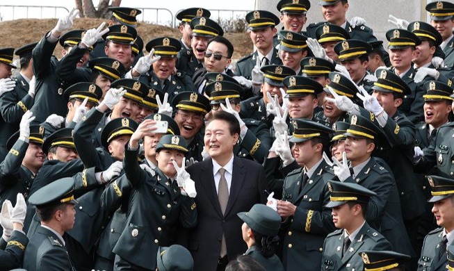 ＲＯＴＣ生徒たちと記念撮影する尹大統領
