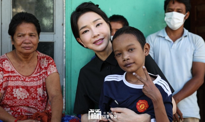 金夫人がカンボジア児童に映像で応援メッセージ