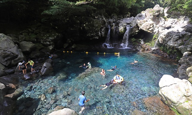 【写真で見る韓国】済州島の滝で楽しむ水遊び