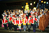 チョゲ（曹渓）寺のクリスマスツリー、「宗教の融和を呼びかける」