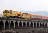 西海岸を疾走する金色の列車　「西海金光列車」が開通