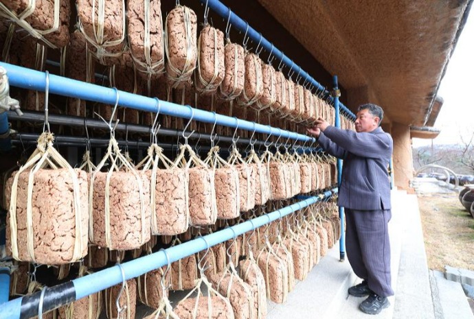 風と陽光のもとで熟成される味噌玉麹
