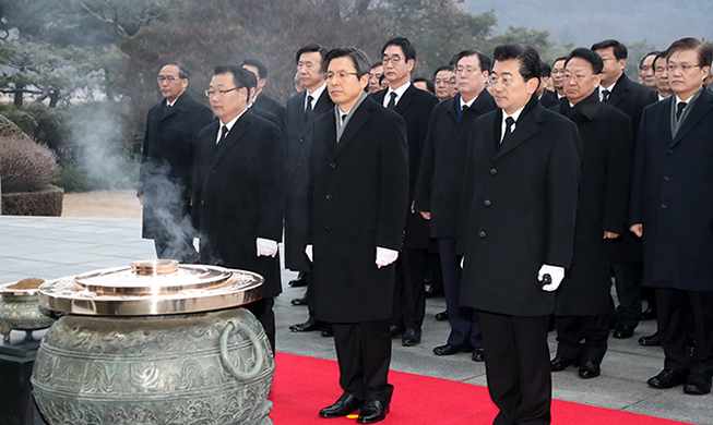 韓国大統領代行　国立墓地参拝で新年スタート