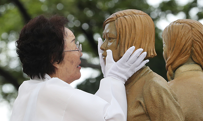 ソウルに設置された慰安婦被害者をたたえる像