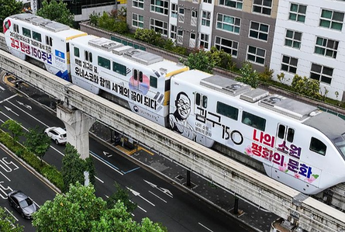 都心を走る「報勲テーマ列車」
