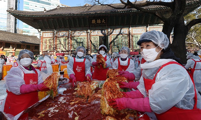 【写真で見る韓国】キムチで気持ちを分け合う