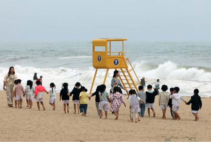 海水浴場を訪れた園児たち
