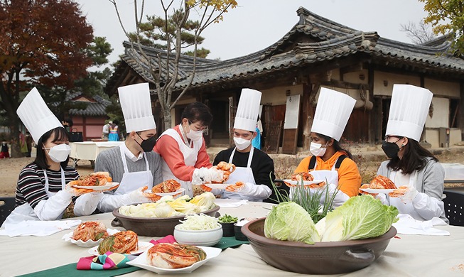 【写真で見る韓国】キムチ作りを体験する外国人