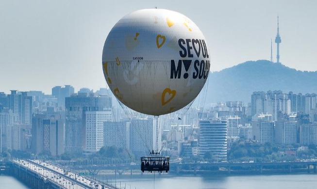 汝矣島の上空にかかる「ソウルの月」