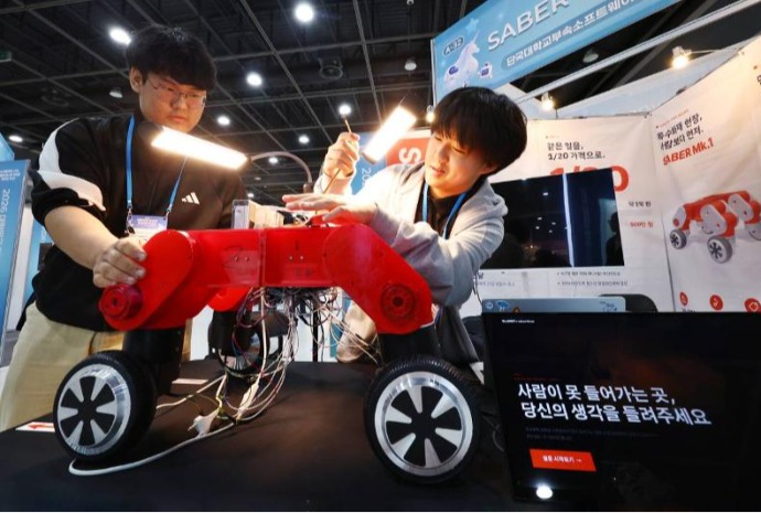 常備型の特殊火災初動対応ロボットの実演
