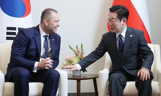 李大統領、イタリア・ポーランド・ウズベキスタン・チェコ首脳と会談