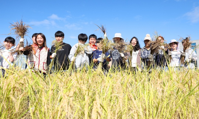国立農業博物館で稲刈り体験