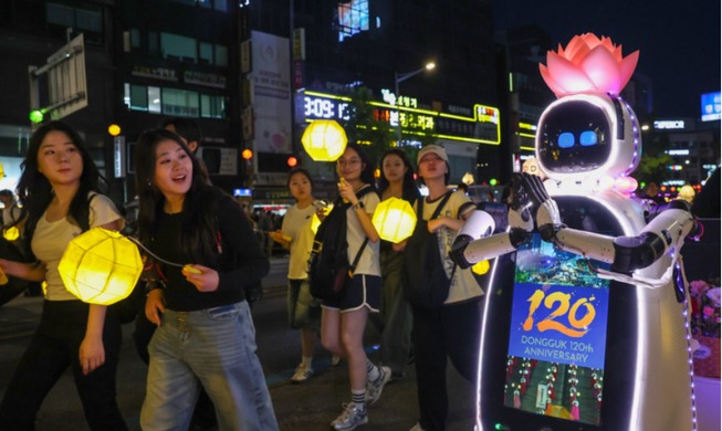 韓国初のＡＩロボット僧侶「ヒェアン」とイム・ジュンヨン教授