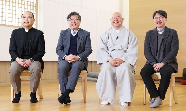 世界初、４大宗教が一緒に「マンナム・ボーカルグループ」