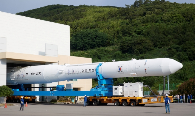 韓国初の国産ロケット「ヌリ号」　発射台へ移動