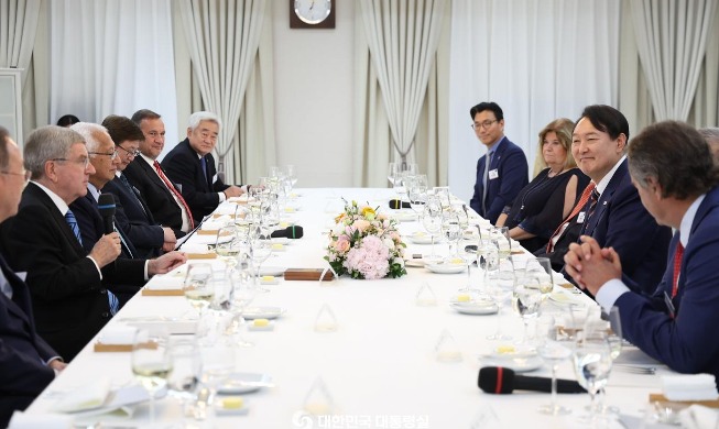 尹大統領、ＩＯＣ会長らと夕食会