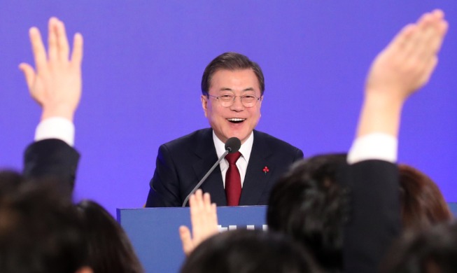 文大統領 新年記者会見で「平和・経済」を強調