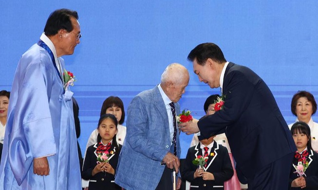 尹錫悦大統領、両親の日の記念式に出席