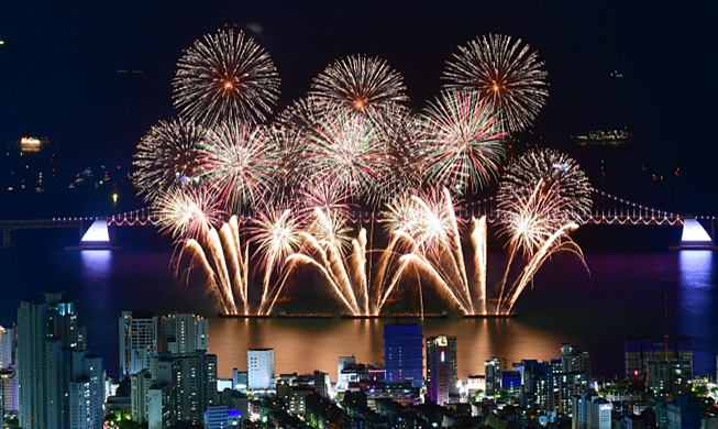 ３年ぶり夜空を彩る「釜山花火祭り」