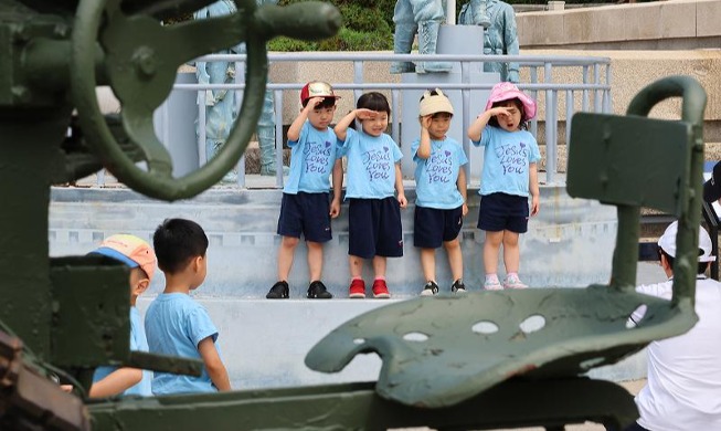 仁川上陸作戦記念館を訪れた子どもたち