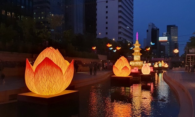 心を照らす灯り「燃灯会」＝韓国