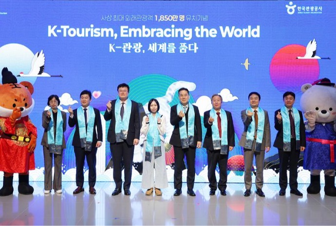 仁川空港で「１８５０万人目の訪問客」を歓迎