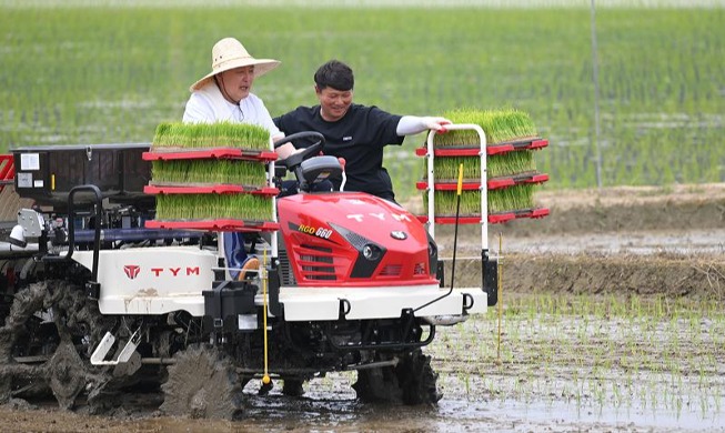 自動運転田植機で田植作業を行う尹大統領