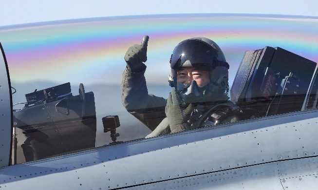 【写真で見る韓国】歴代大統領として初めて戦闘機で飛行