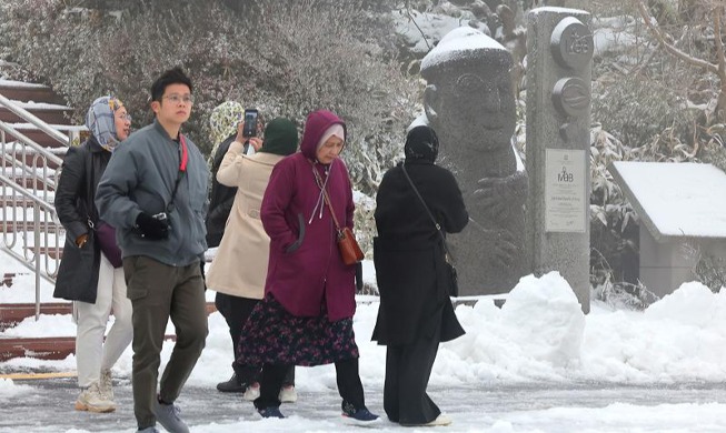 雪積もった漢拏山を訪れた外国人観光客