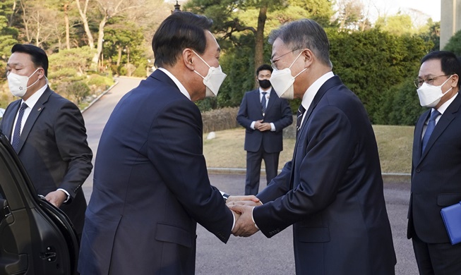 韓国の現・次期大統領が初会談　青瓦台で約３時間