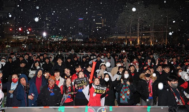 W杯　雪の中で街頭応援