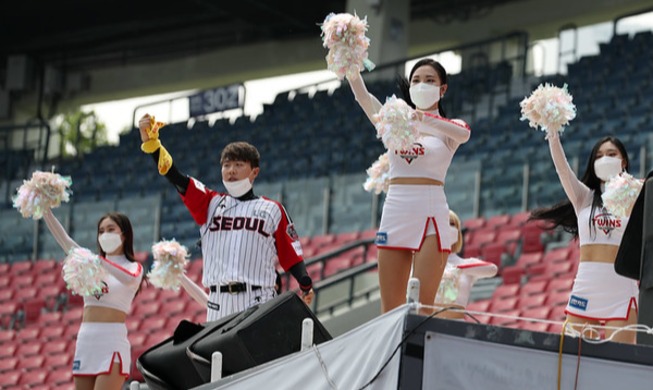 韓国野球に華を添える「チアリーダー」